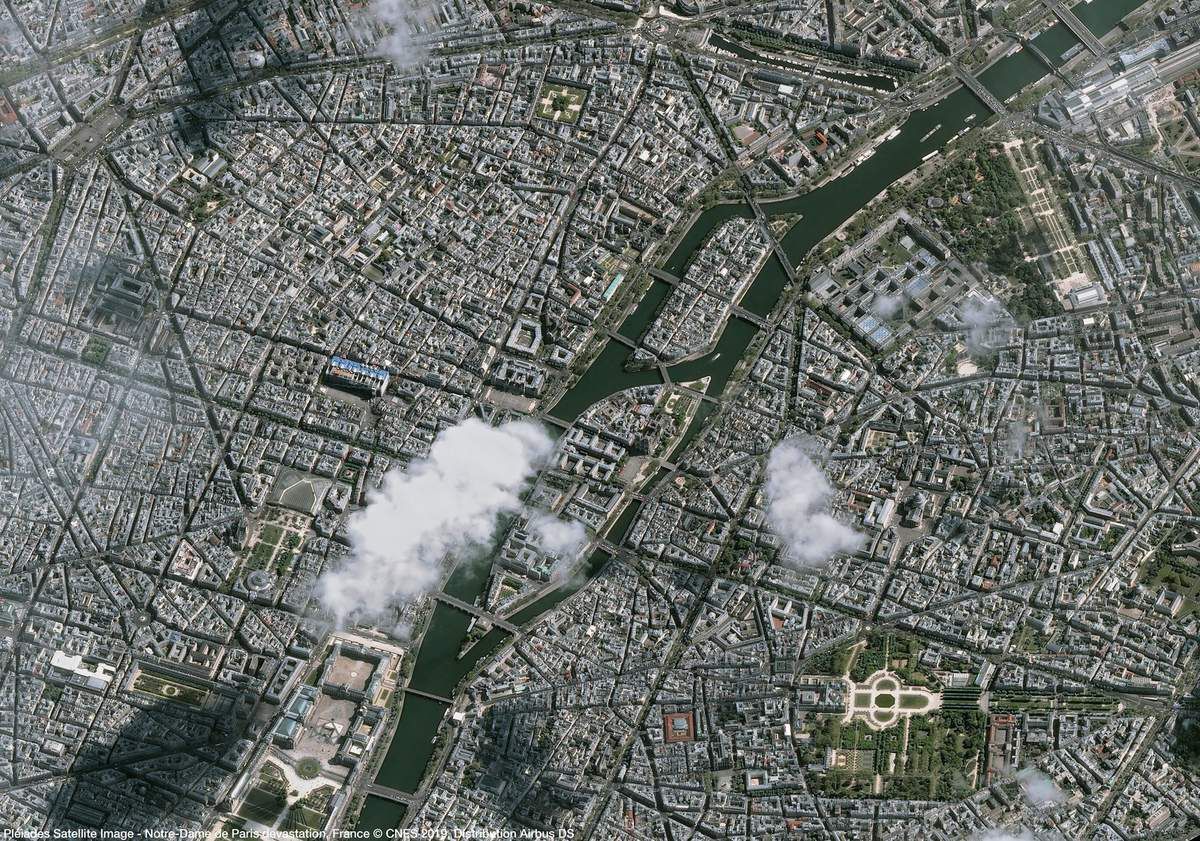 Cathédrale Notre-Dame de Paris - Incendie - Feu - Dégâts - toiture - flêche - roof - damages - satellite - Earth observation - space - vue d'ensemble - Seine - Paris - île de la Cité - 17 avril 2019