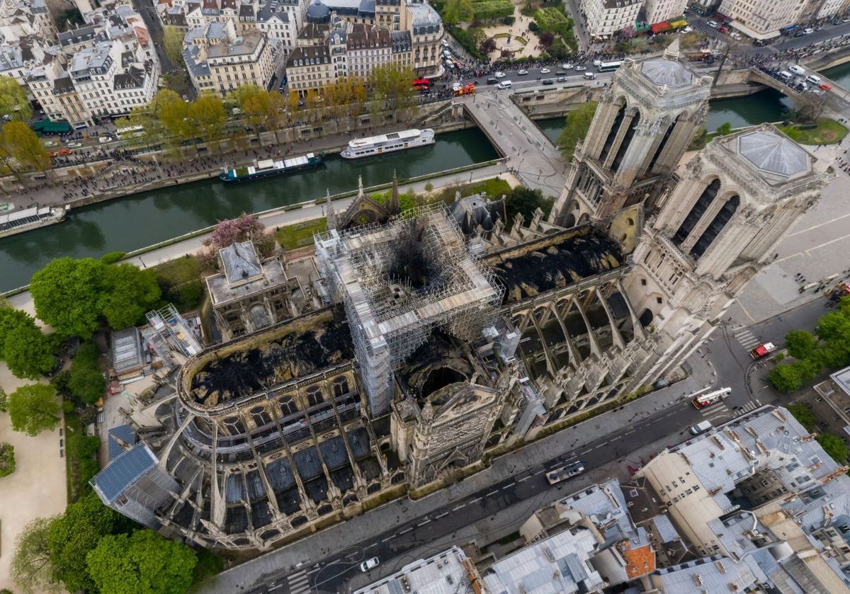 Dégâts Notre-Dame de Paris - Image drone - Gigarama.ru - 16 avril 2019 - UAV - Incendie - Fire - Pompiers