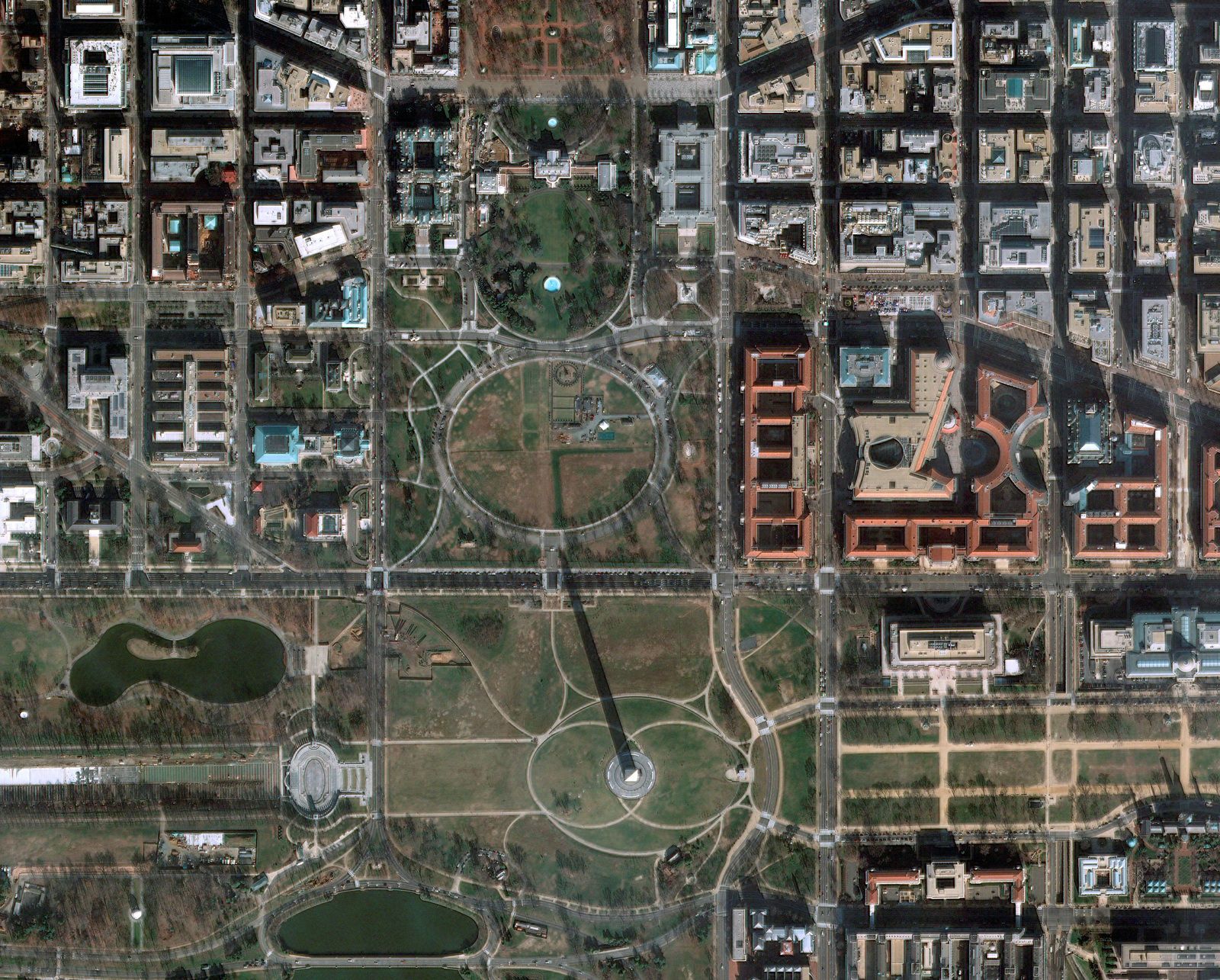 Quiz image - Juin 2020 - Solstice d'été - Rentrée scolaire - satellite Pléiades - Washington DC - Washington monument - Cadran solaire - Ombre portée - Le jour le plus long - White house - Maison blanche