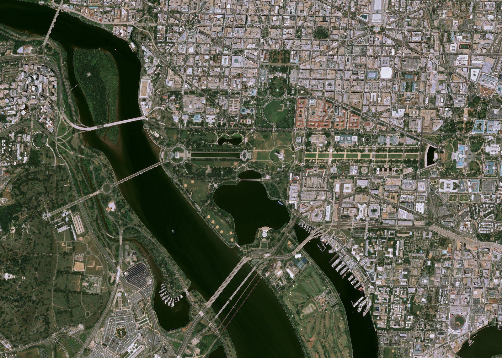 Quiz image - Juin 2020 - Solstice d'été - Rentrée scolaire - satellite Pléiades - Washington DC - Washington monument - Cadran solaire - Ombre portée - Le jour le plus long - Maison blanche - The Mall - Capitol Hill - White House - Trump - Triangle fédéral - National Air and Space Museum - Juillet 2018