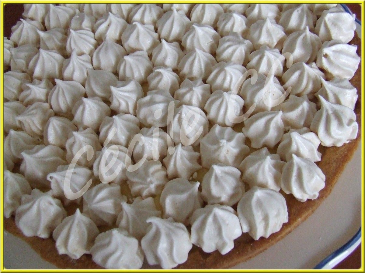 Tarte citron et mini meringues croquantes.