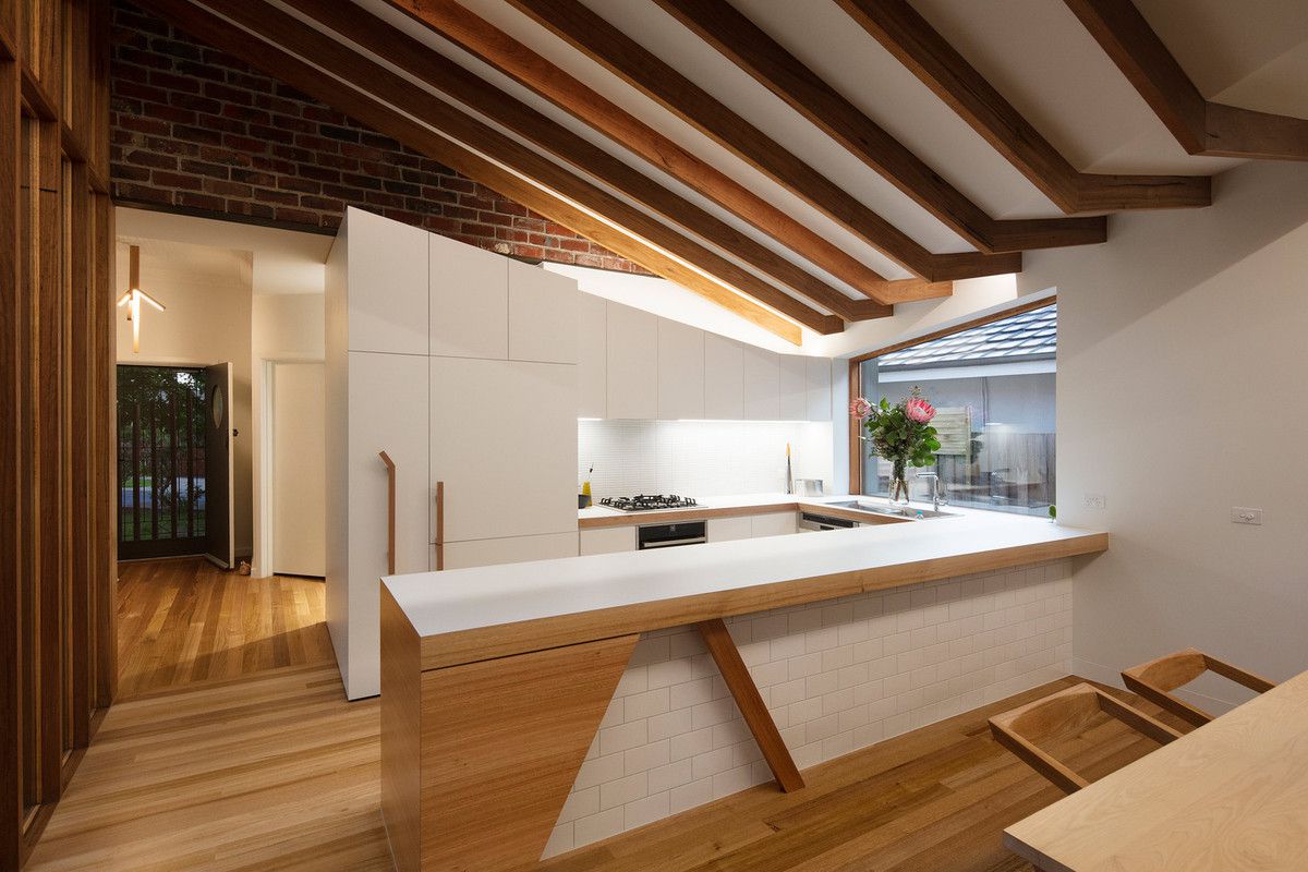 THE 'OLD BE AL' HOUSE IN MELBOURNE, A CONNECTION BETWEEN THE HOUSE AND THE OLD GROWTH EUCALYPT LANDSCAPE, DESIGNED BY FMD ARCHITECTS 