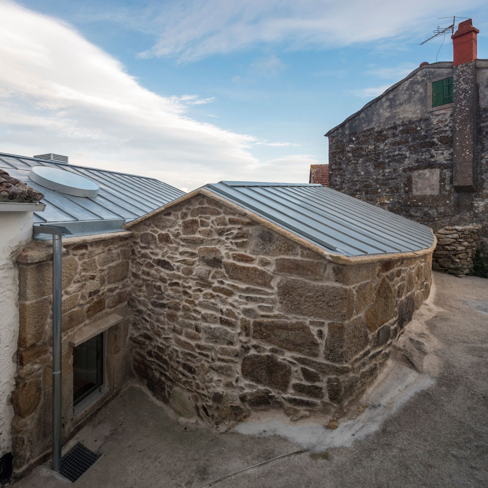 A RURAL HOUSE IN MIRAFLORES RESTORED AND RE-DESIGNED BY FUERTES-PENEDO ARQUITECTOS IN GALICIA, SPAIN