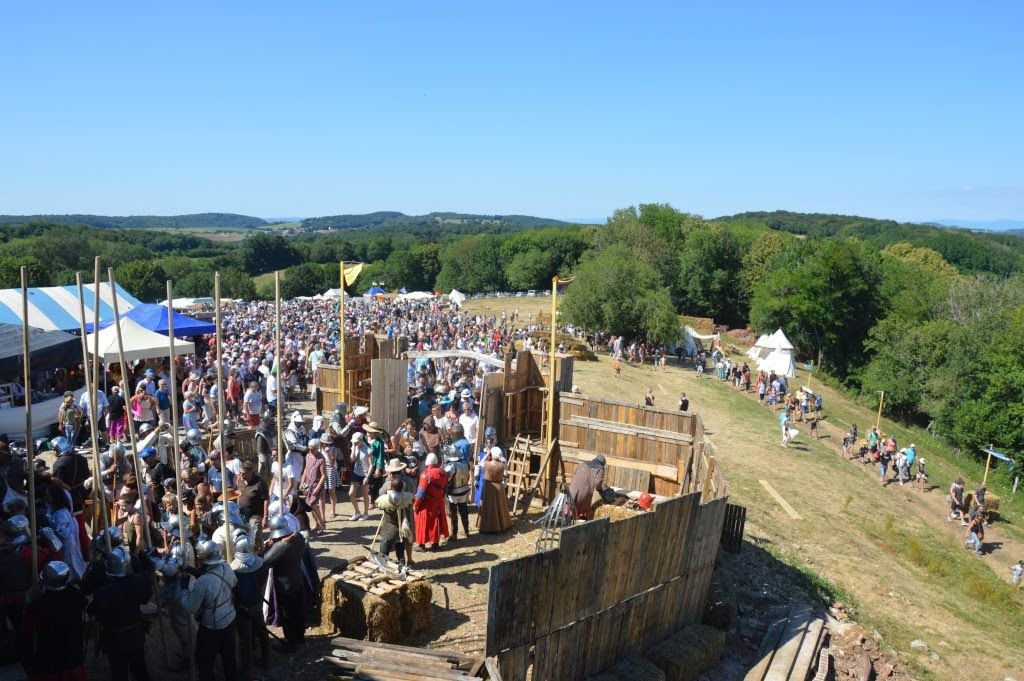 La troupe médiévale des Compagnons de la Vouivre à la fête moyen age et fantastique du château de Montby 