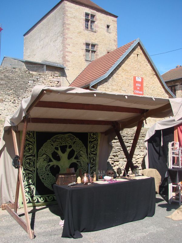 L'échoppe de maître Honorius, sorcier et alchimiste de la troupe médiévale des Compagnons de la Vouivre