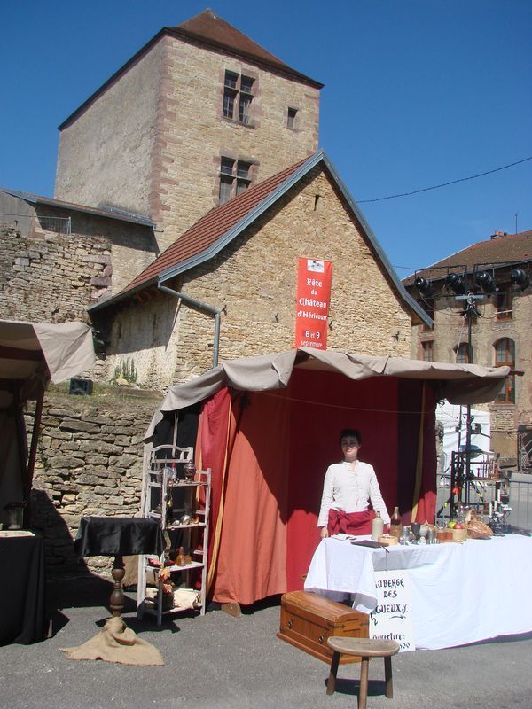 L'auberge des Gueux, cadre d'un grand spectacle de magie avec Sirius et Vénusia. Troupe médiévale des Compagnons de la Vouivre 