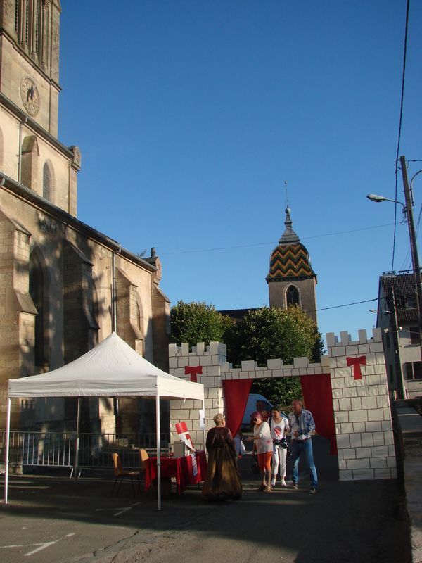 Fête médiévale du château d'Héricourt avec la participation de la troupe moyen age des Compagnons de la Vouivre