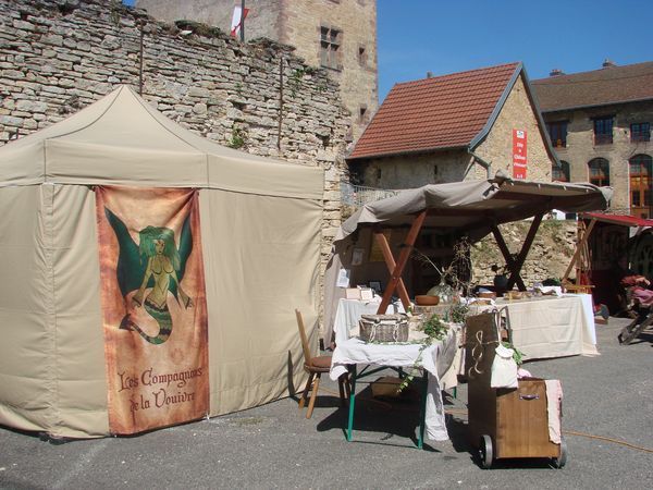 Une partie du campement de la troupe moyen age des Compagnons de la Vouivre. Fête du château d'Héricourt  2018