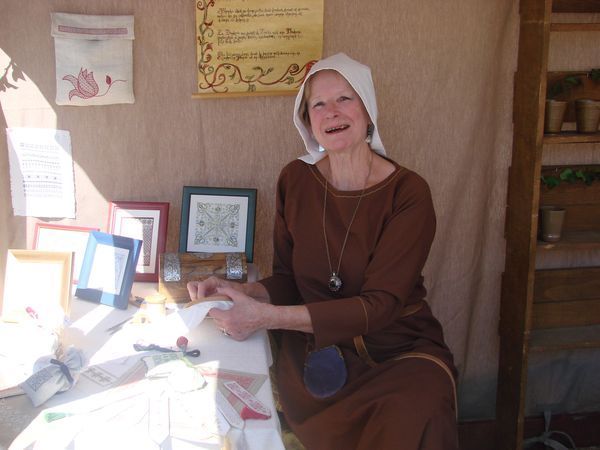 Dame Rolande et ses broderies médiévales à la fête du château d'Héricourt (70)
