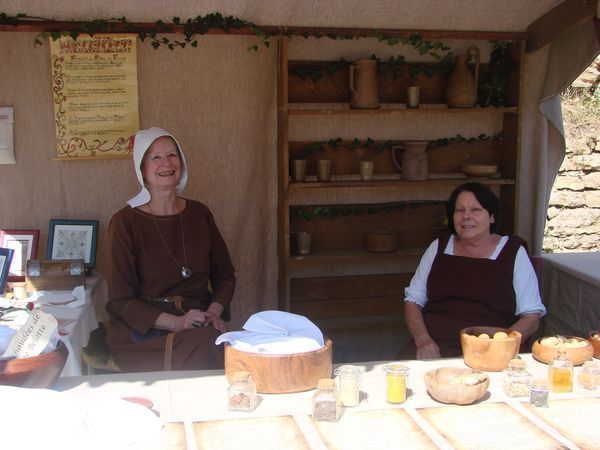 Dame Belette avec son amie Charlotte la brodeuse, dans l'échoppe des épices et de la cuisine du moyen age 