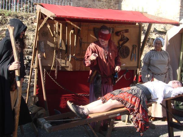 Une animation moyen age de la troupe médiévale des Compagnons de la Vouivre, le procès de sorcellerie