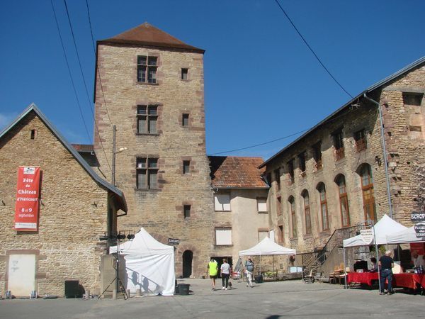 Artisans, échoppes, animations à la fête moyen age du château d'Héricourt