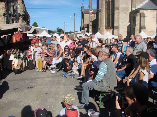 Nombreux spectateurs à l'animation médiévale du procès de sorcellerie par la troupe des Compagnons de la Vouivre