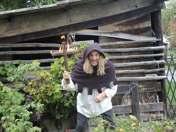 Le bossu, aide de maître Honorius dans le grand spectacle de magie et sorcellerie "Maléficus"