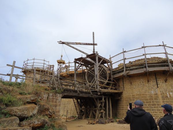 Les artisans de Guédelon construisent un château fort avec les moyens du moyen age 