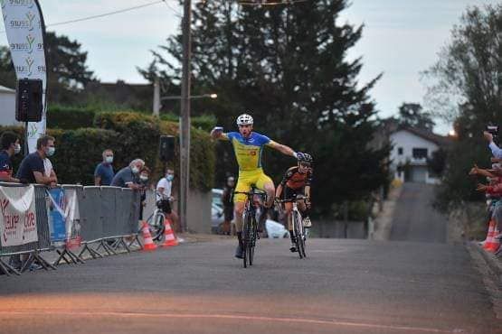 Simon Cavagna a su résister à la vélocité de Lenny Martinez (Photo CR4C)