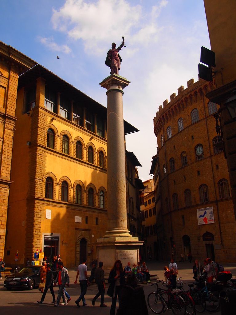La colonne de la Justice, sur la place triangulaire Santa Trinita.