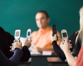 Le téléphone portable , le faux-ami des défavorisés
