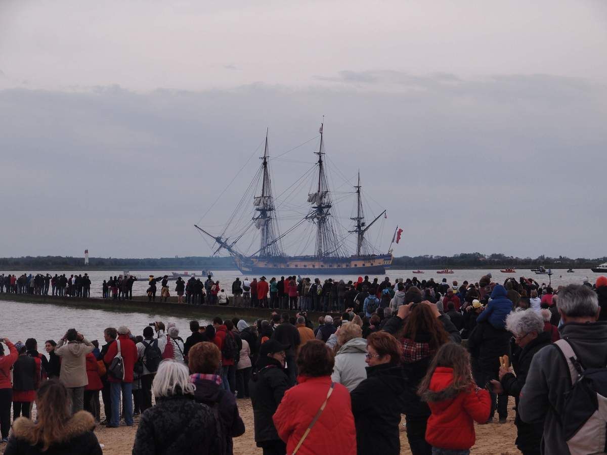 Après avoir remonté la Charente jusqu'au Viaduc de Martrou, l'Hermione s'en est allée pour de bon.