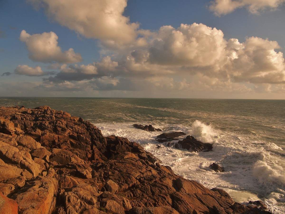 La mer (au lendemain d'une tempête) se brisant sur la Pointe du Châtelet.