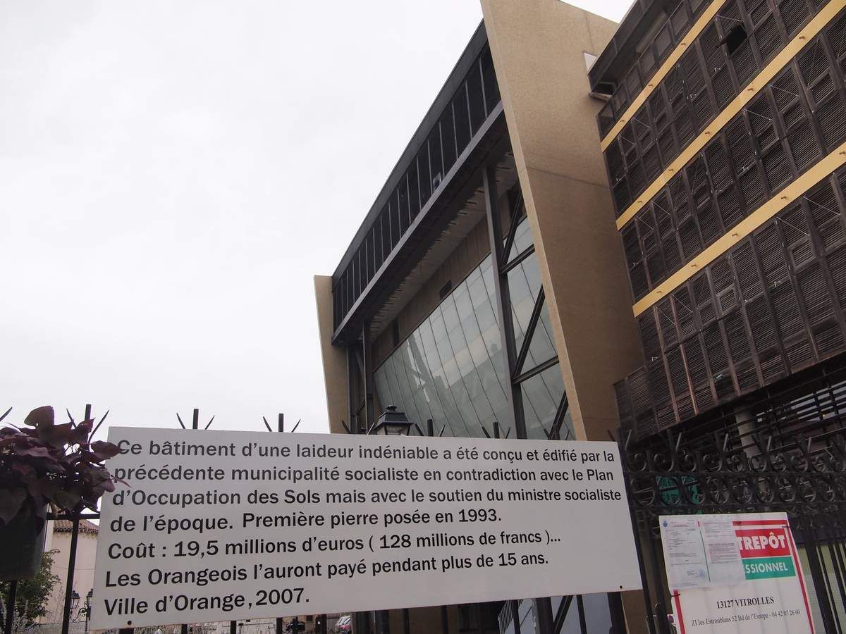 Orange (84), l'art démagogue de la polémique sur le Palais des Princes