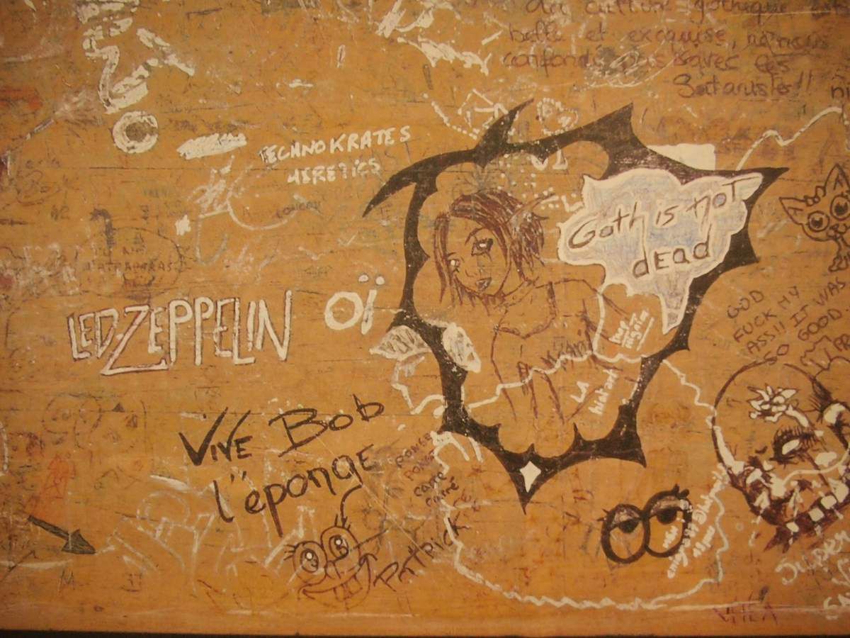 Une histoire furtive des graffitis de l'amphi E
