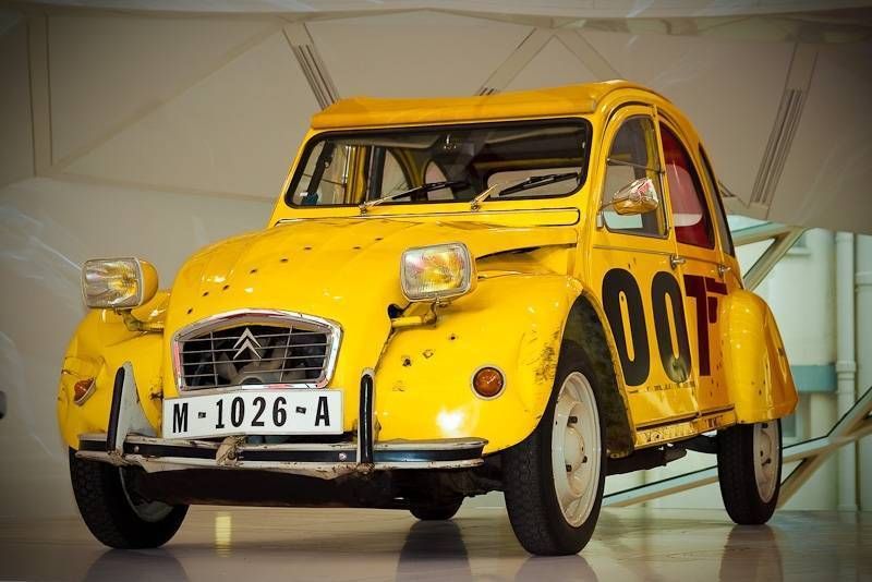 La course poursuite improbable de Roger Moore : la 2CV contre les Peugeot 504