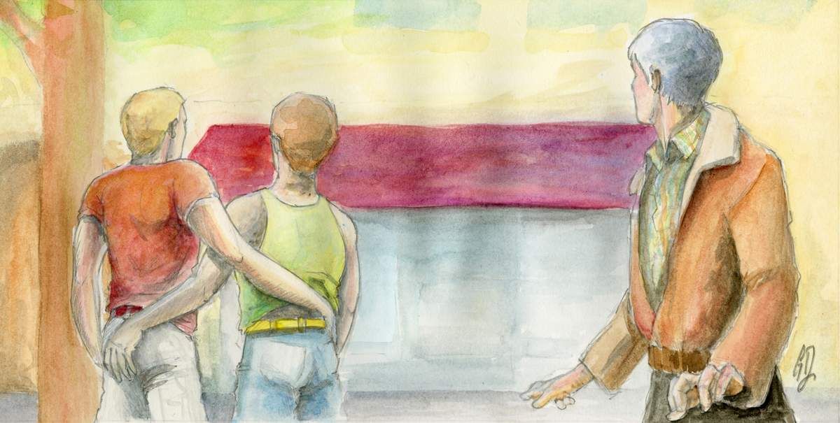 Un homme regarde avec envie un couple gay se tenir la main