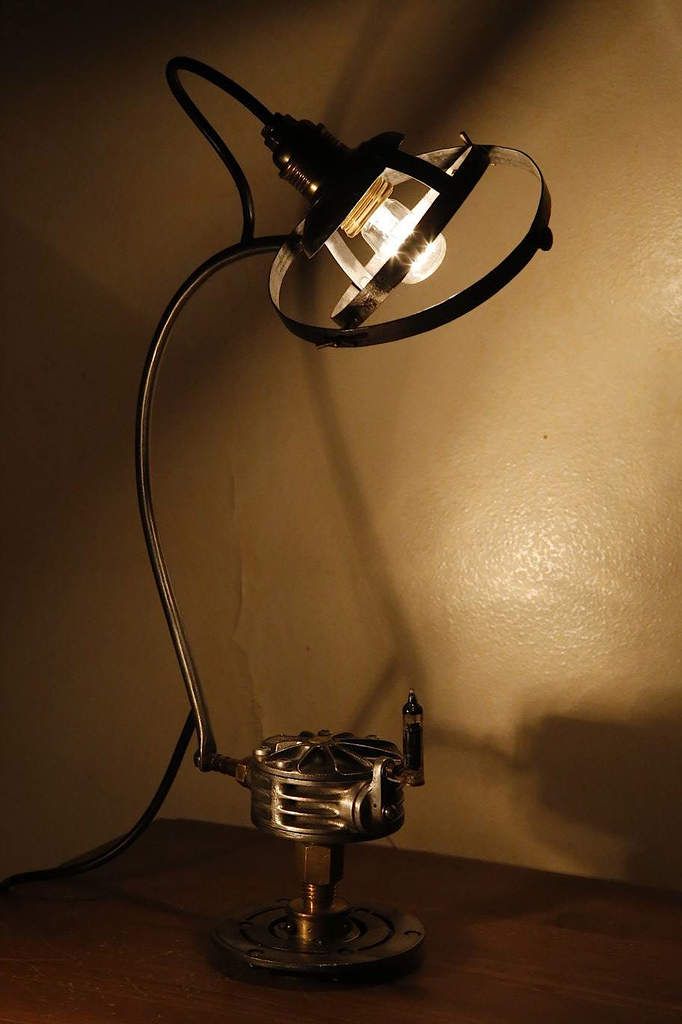 Création lampe récup vintage esprit steampunk, ancienne pompe de laboratoire de chimie, sphère armillaire