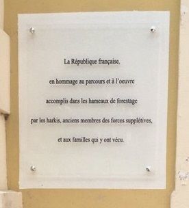 Une plaque commémorative en mémoire aux harkis à la mairie de Juzet d'Izaut (31) 