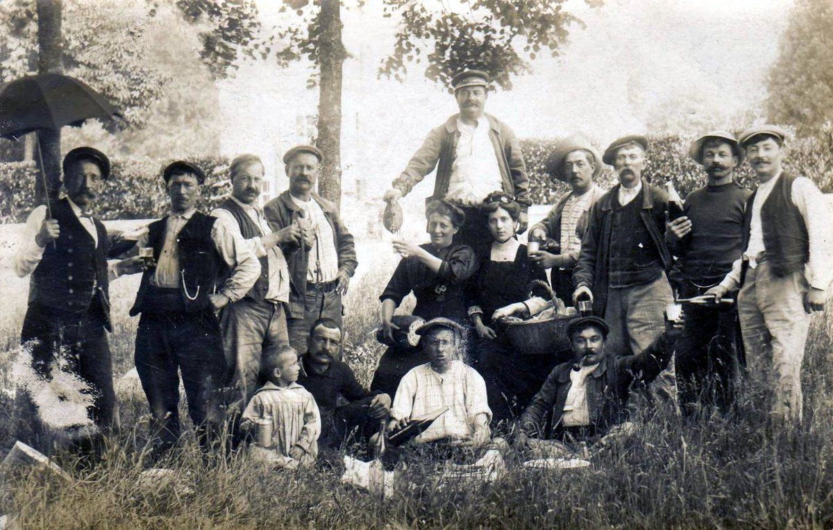 Vers 1905, mon AAGP Mathias (4ème en partant de la gauche) et mon AAGM Marie LEBREJAL, assise tenant un verre, avec leurs amis pour l'apéro - Archives personnelles (cliquez pour agrandir)