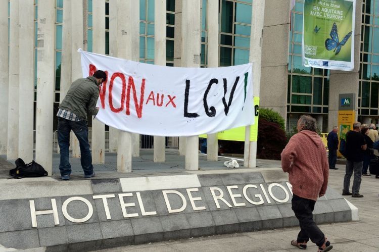 Un manifestant proteste contre le prolongement de la ligne à grande vitesse au sud de Bordeaux, le 7 mai 2015 à Bordeaux (Photo JEAN-PIERRE MULLER. AFP)