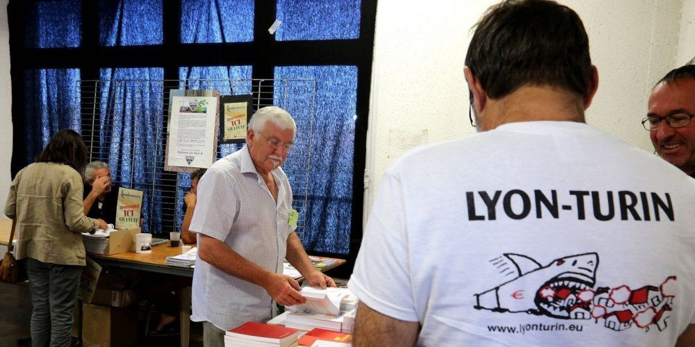 Conférences, débats, ateliers ont réuni les opposants aux grands projets inutiles imposés © Jean-Daniel Chopin