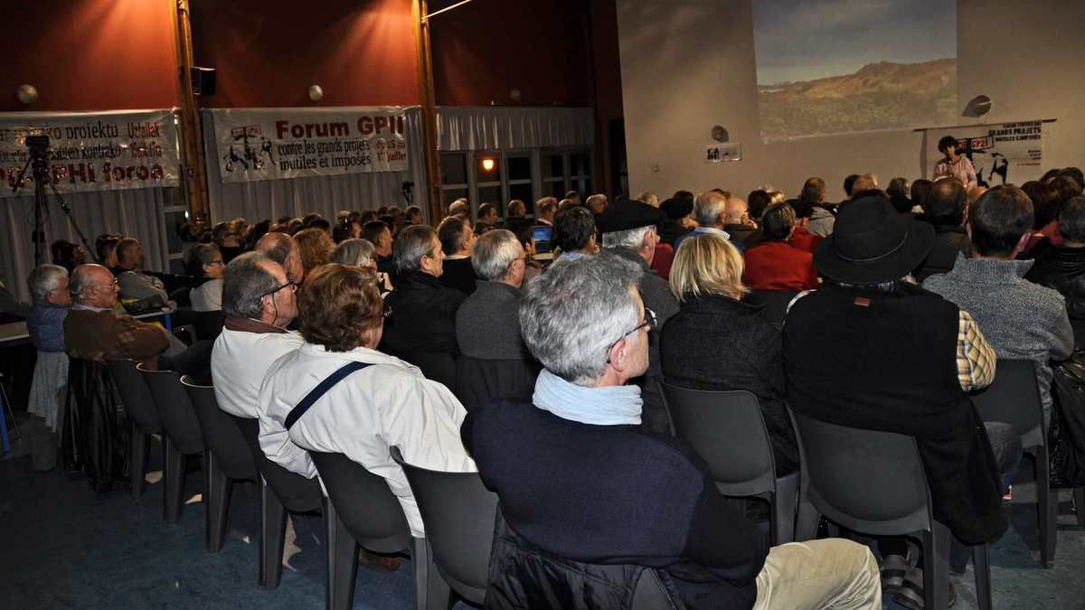09/12/16, 160 personnes étaient présentes à la réunion publique de Mouguerre (photo ACE)