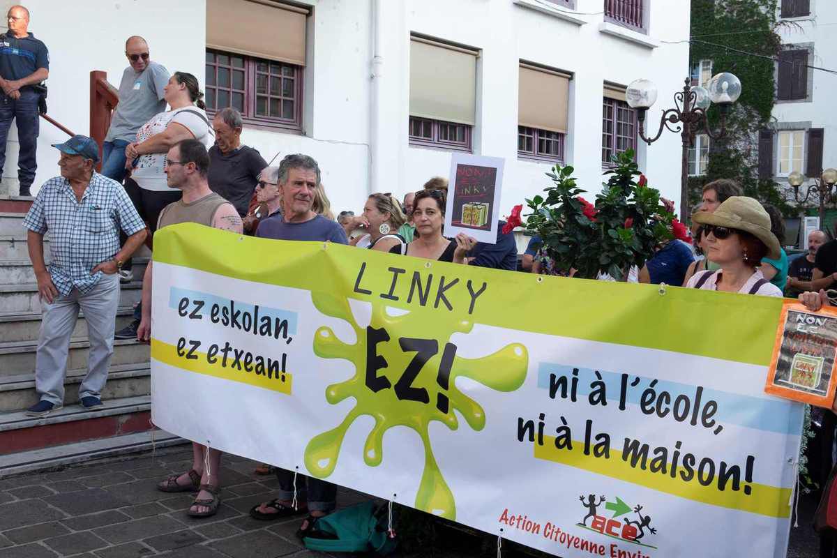 20/09/18, Nous étions une centaine au rassemblement devant la mairie d’Hendaye pour dire non au Linky