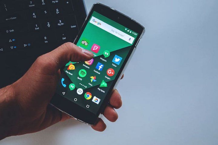 Ne laissons pas s’installer le monde sans contact : Appel au boycott de l’application Stop-COVID19