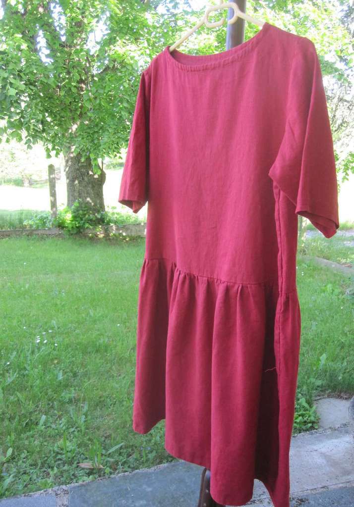 La robe mauve puis rouge
