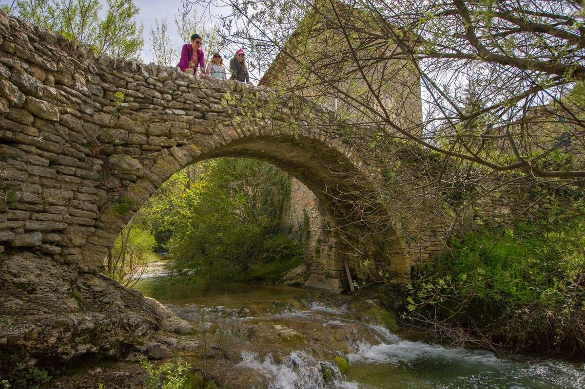 Le pont (romain ?). Vous êtes sur la bonne voie !
