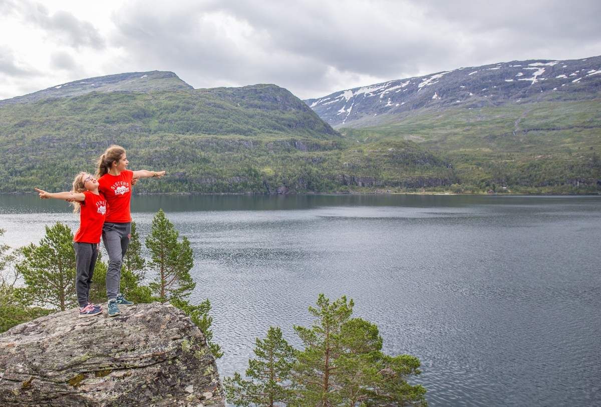 Le Reinsnosvatnet (vatnet = lac) du côté de Odda : une idée parmi tant d'autres pour s'imprégner de l'ambiance des lacs de montagne. Petit déj' cinq étoiles