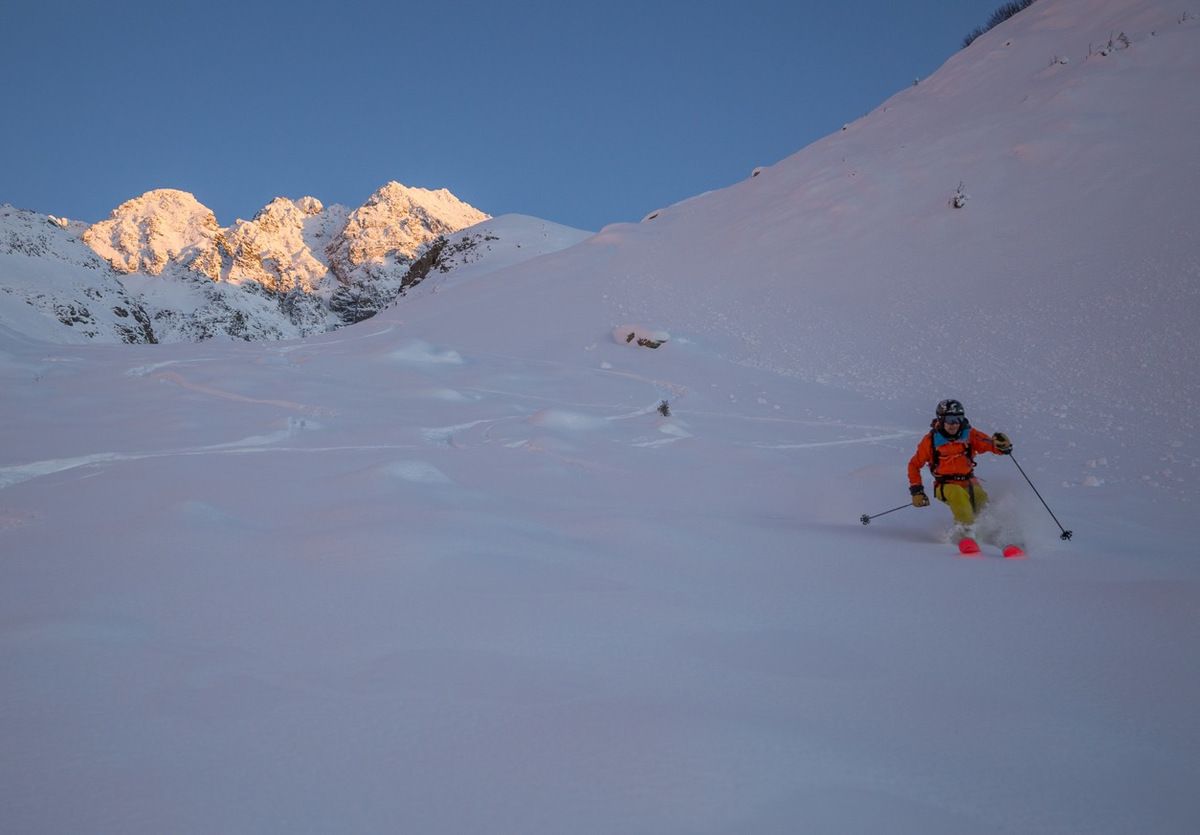 Dernières courbes avant la forêt, neige rose du couchant ; rarement vu une telle teinte !