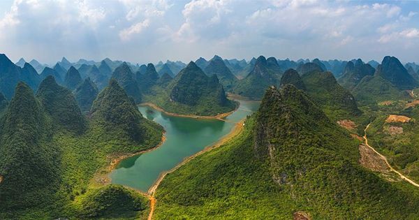 Guilin Chine Et Ses Montagnes En Pain De Sucre Le