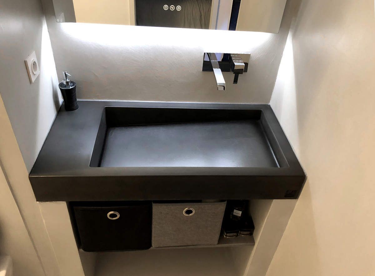 Vasque beton salle de bain. Fabrication sur mesure. Teinte: anthracite. Béton fibré à ultra haute performance.