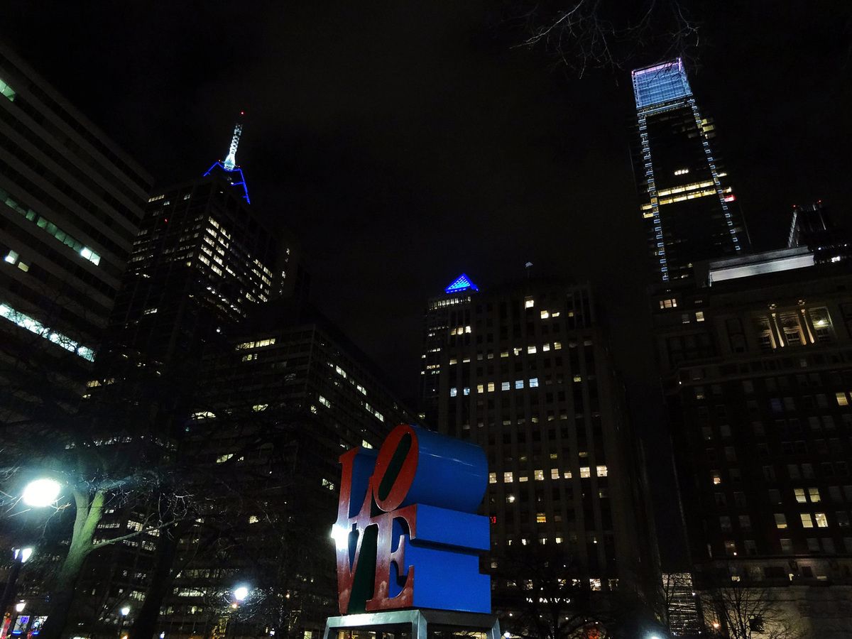 Philadelphie JFK Plaza by night