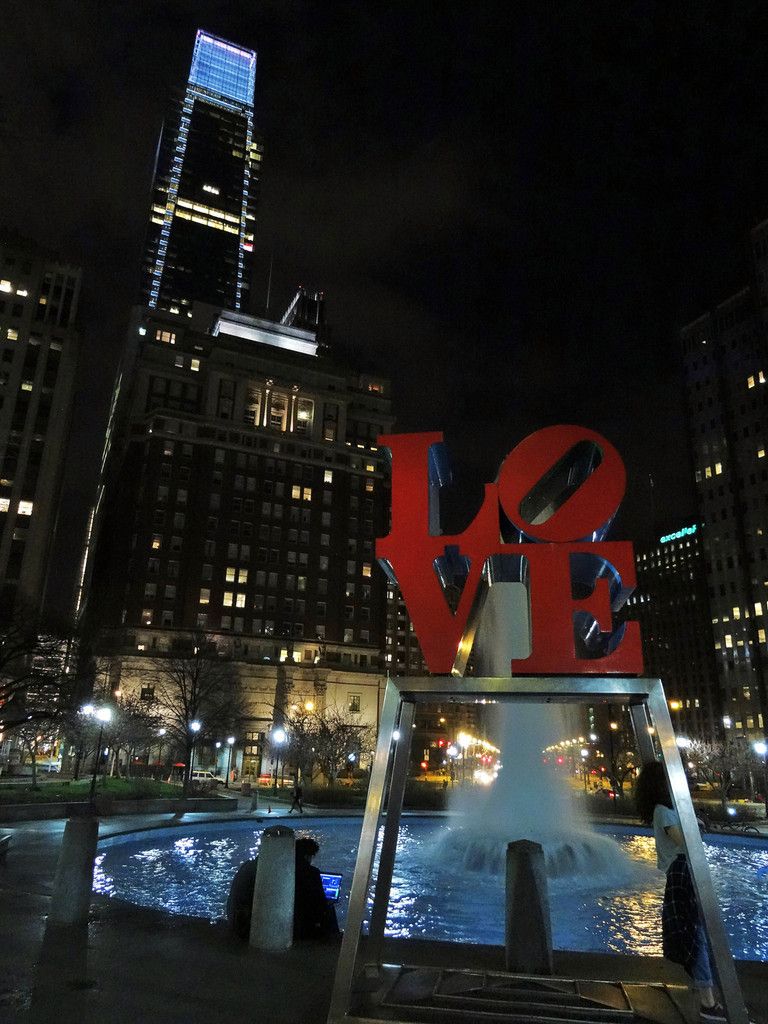 Philadelphie JFK Plaza by night