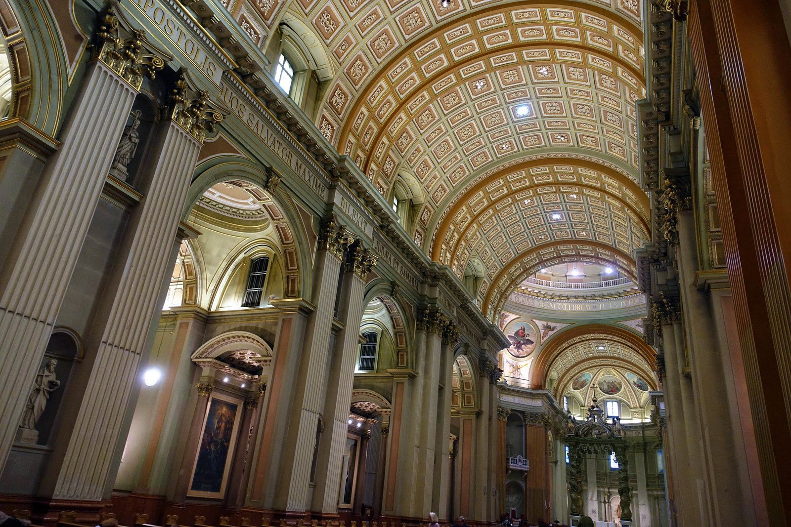 Montréal Cathédrale Marie-Reine du Monde nef et plafond à caissons