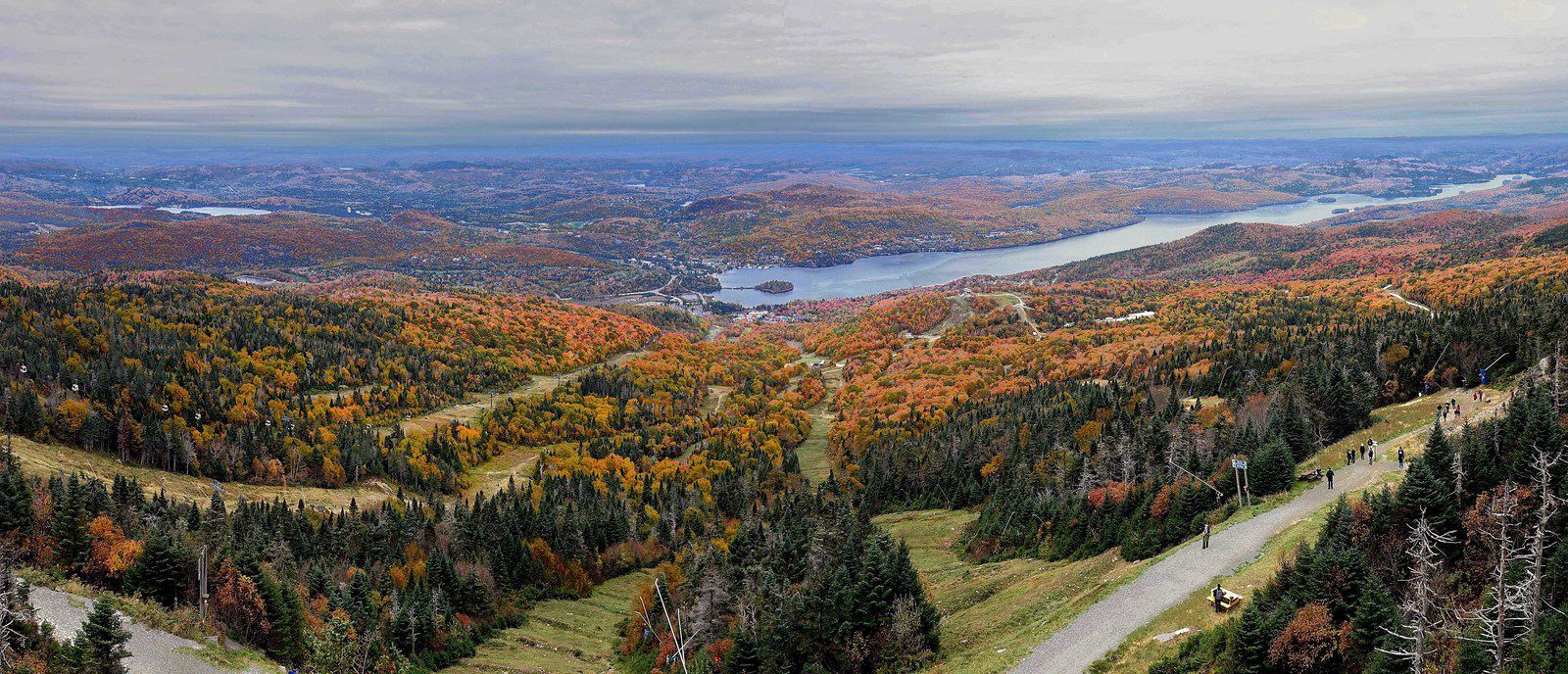 Vue panoramique Lac Tremblant en automne