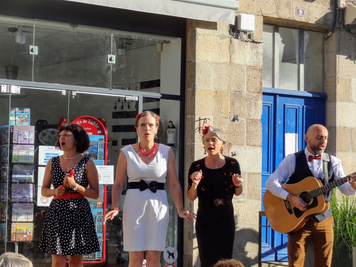 Lulu Jazz Band et The Magic Beam Sisters and Robert - Place du Martray, Tréguier, le 29 juillet 2020 