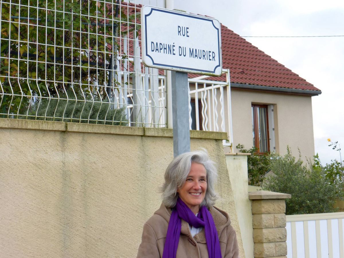 Tatiana pose sous le panneau rappelant Daphné du Maurier à Saint-Christophe