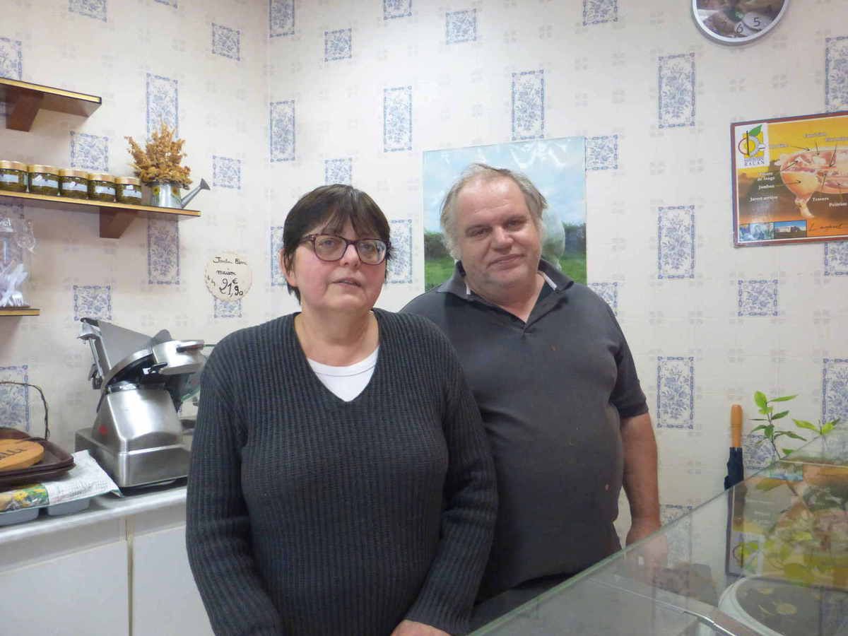 Yvette et Jean-Jacque Gillot dans leur boutique où le matériel est toujours en place.