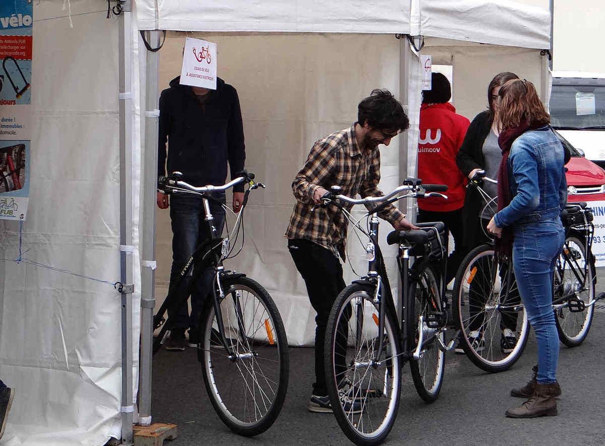 Les vélos à assistance électrique ont du succès (forum de Chinon)